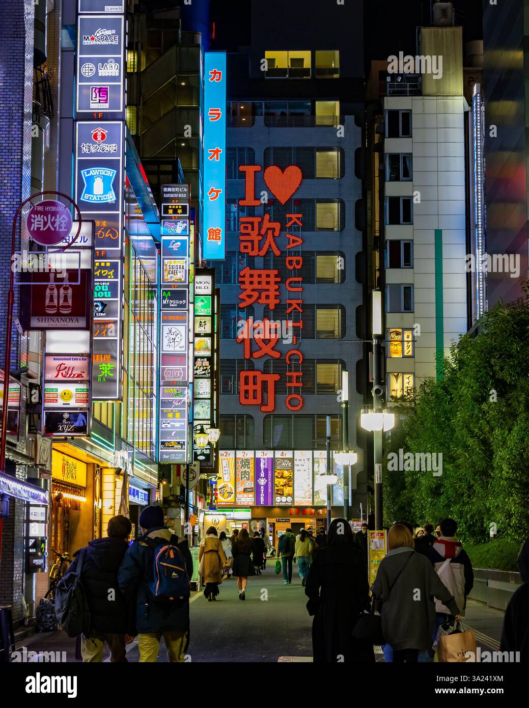 Una passeggiata serale attraverso Kabukicho a Shinjuku, Tokyo, nel gennaio 2023 Foto Stock