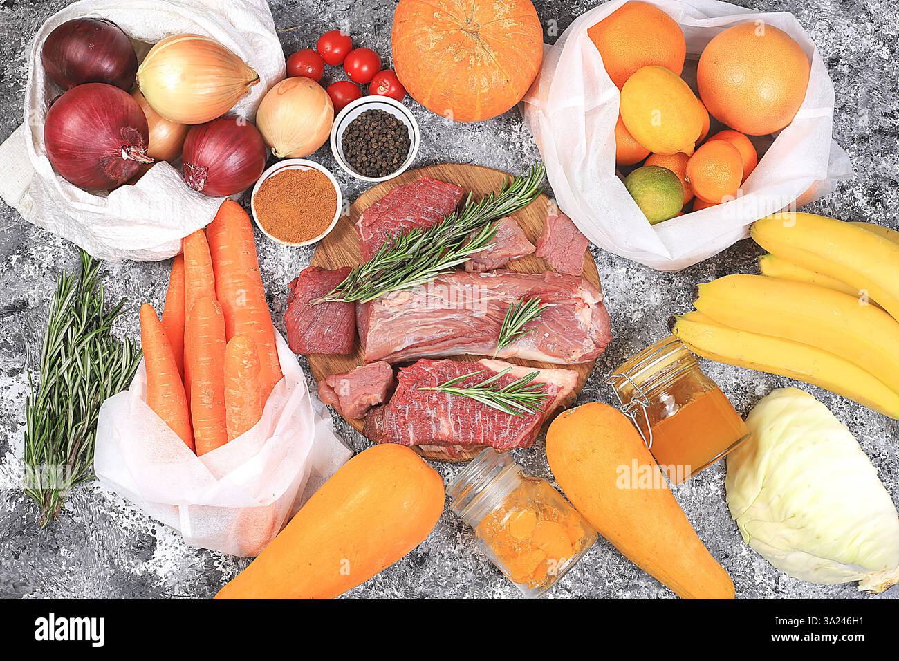 Cibo sano e naturale per la dieta in sacchi ecologici, carne, noci e verdure. Selezione di prodotti freschi con vitamina C per rafforzare il sistema immunitario e. Foto Stock