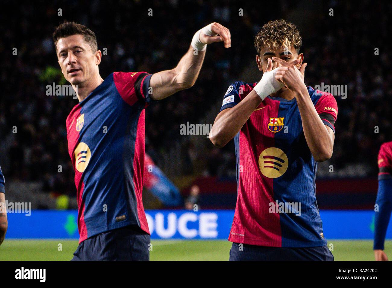 Barcellona, Spagna, Spagna. 11 marzo 2025. Lamine YAMAL di Barcellona festeggia il suo gol con Robert LEWANDOWSKI di Barcellona durante la partita di UEFA Champions League tra FC Barcelona e SL Benfica all'Estadi Olimpic Lluis Companys l'11 marzo 2025 a Barcellona, Spagna. (Credit Image: © Matthieu Mirville/ZUMA Press Wire) SOLO PER USO EDITORIALE! Non per USO commerciale! Foto Stock