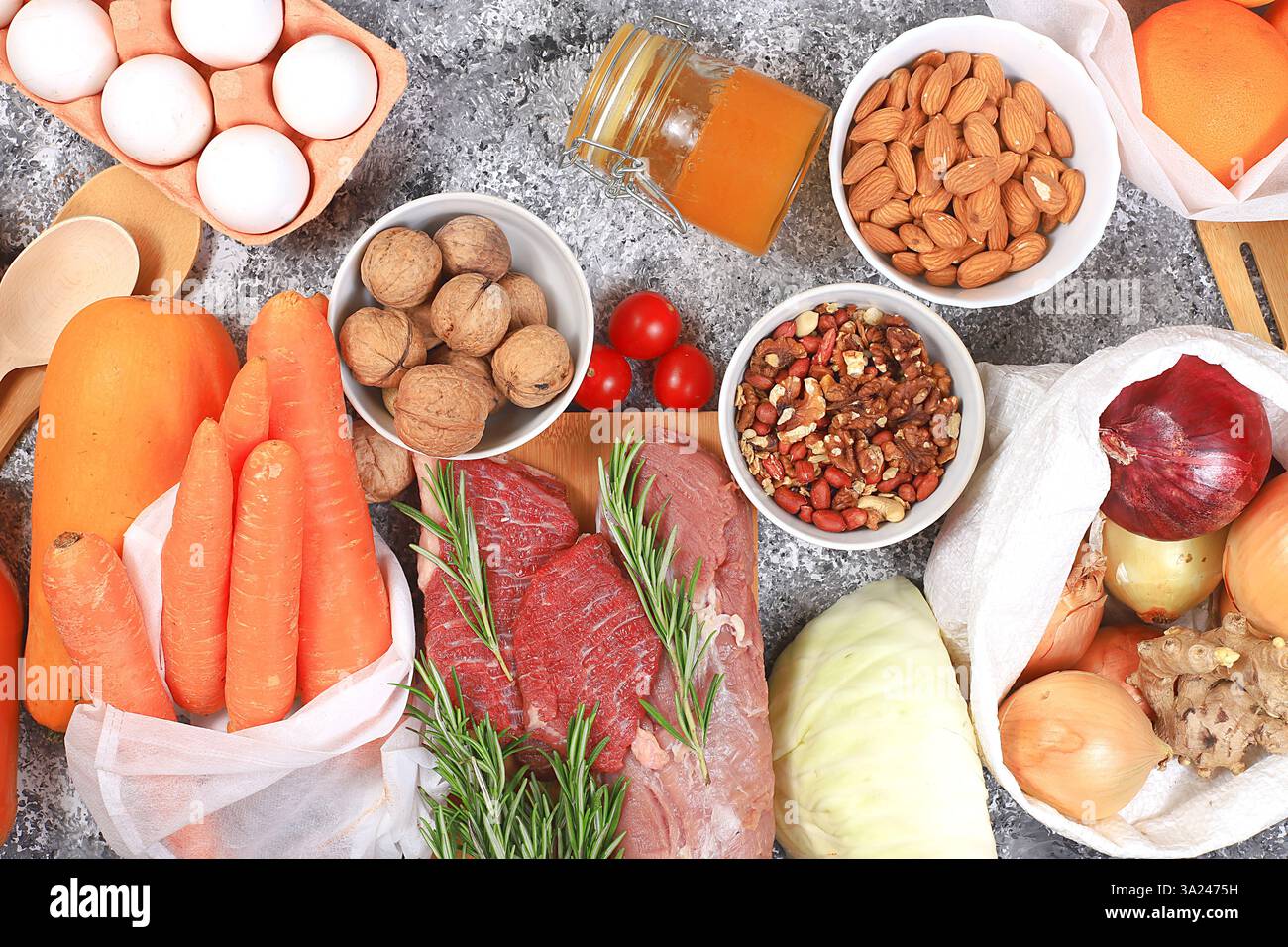 Cibo sano e naturale per la dieta in sacchi ecologici, carne, noci e verdure. Selezione di prodotti freschi con vitamina C per rafforzare il sistema immunitario e. Foto Stock