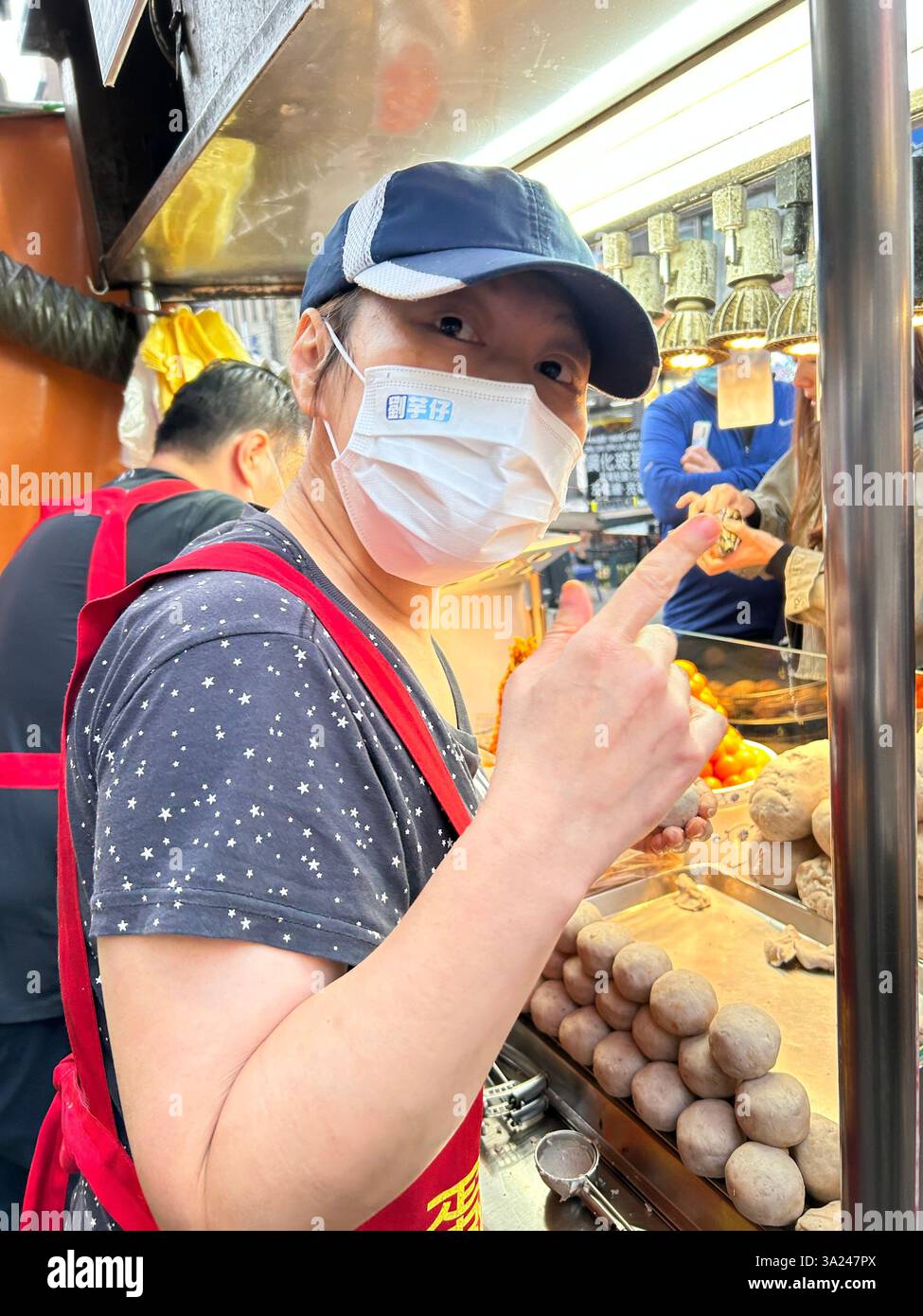 Taipei, Taiwan, People, Young Woman Cooking, nel tradizionale mercato notturno, « Ningxia' taiwan Market, 'Deep Fried Tofu Balls » Food Cart - Immagine stock catturata con smartphone