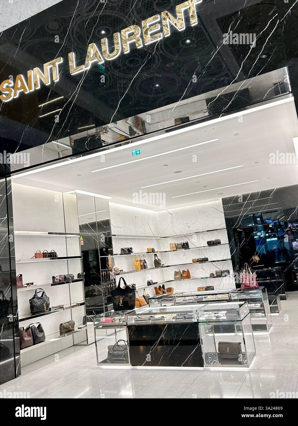 Aeroporto di Roissy, Parigi, Francia, negozi di lusso nel centro commerciale, interni contemporanei, negozio Yves Saint Laurent, esposizione - Immagine stock catturata con smartphone