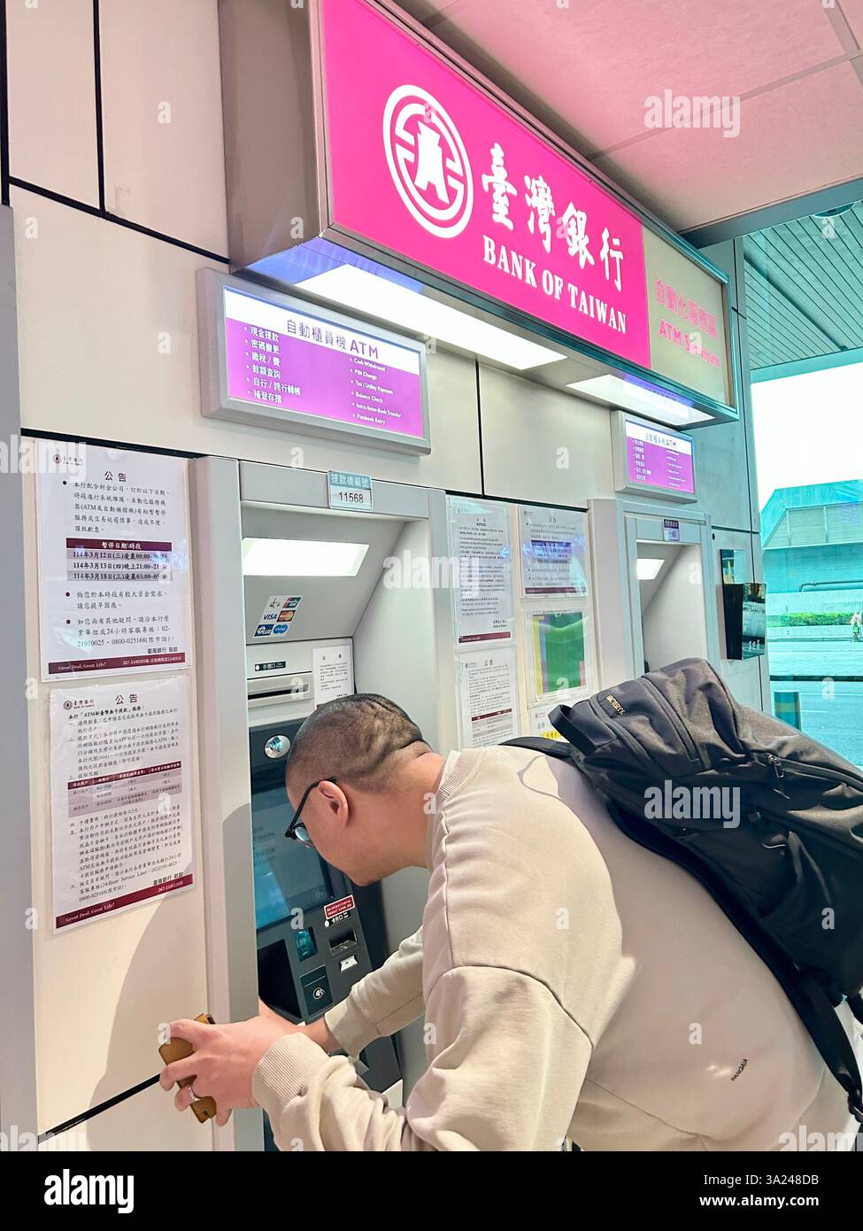 Taipei, Taiwan, persone all'interno dell'Aeroporto Internazionale di Taoyuan - Immagine stock catturata con smartphone