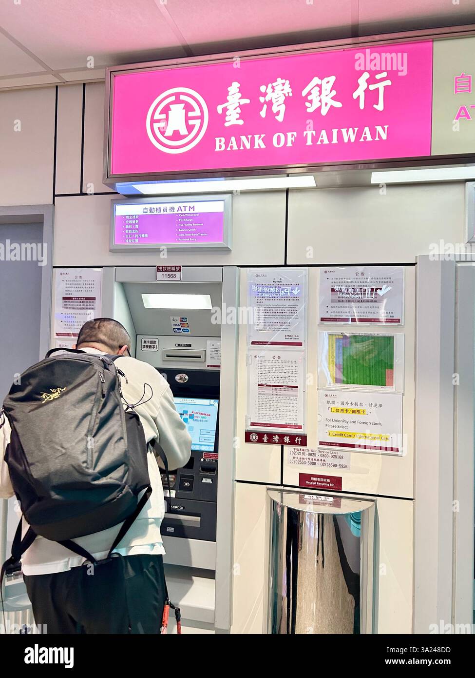 Taipei, Taiwan, persone all'interno dell'Aeroporto Internazionale di Taoyuan - Immagine stock catturata con smartphone