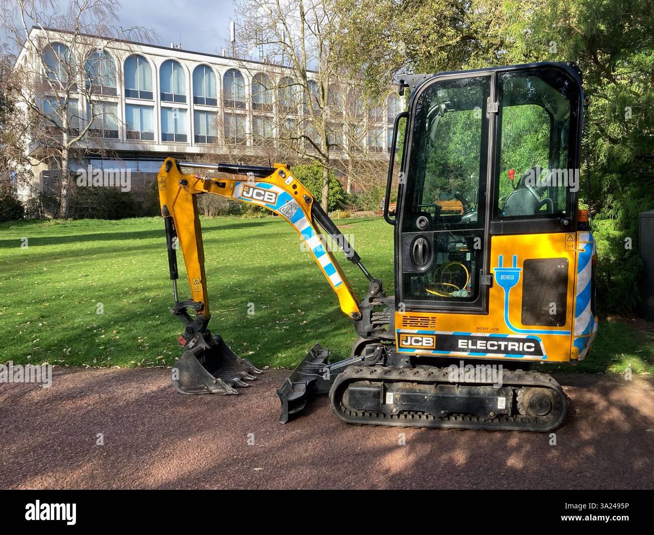 Miniescavatore elettrico JCB parcheggiato al Royal Botanic Garden, Edimburgo, Scozia Foto Stock