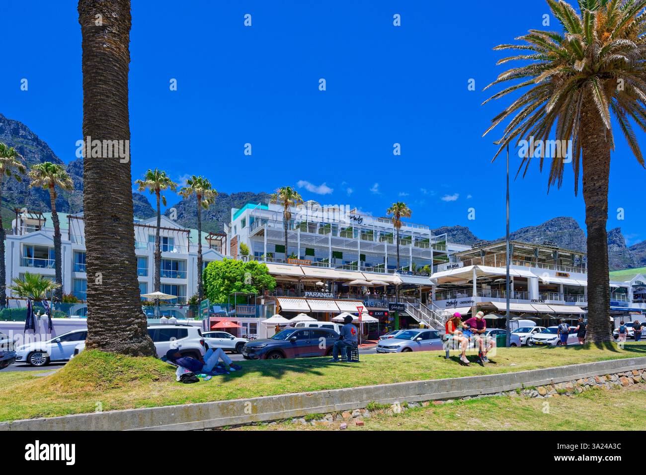 Vista dalla spiaggia di Camps Bay al sobborgo con Table Mountain, Camps Bay, città del Capo, Sud Africa, Africa Foto Stock