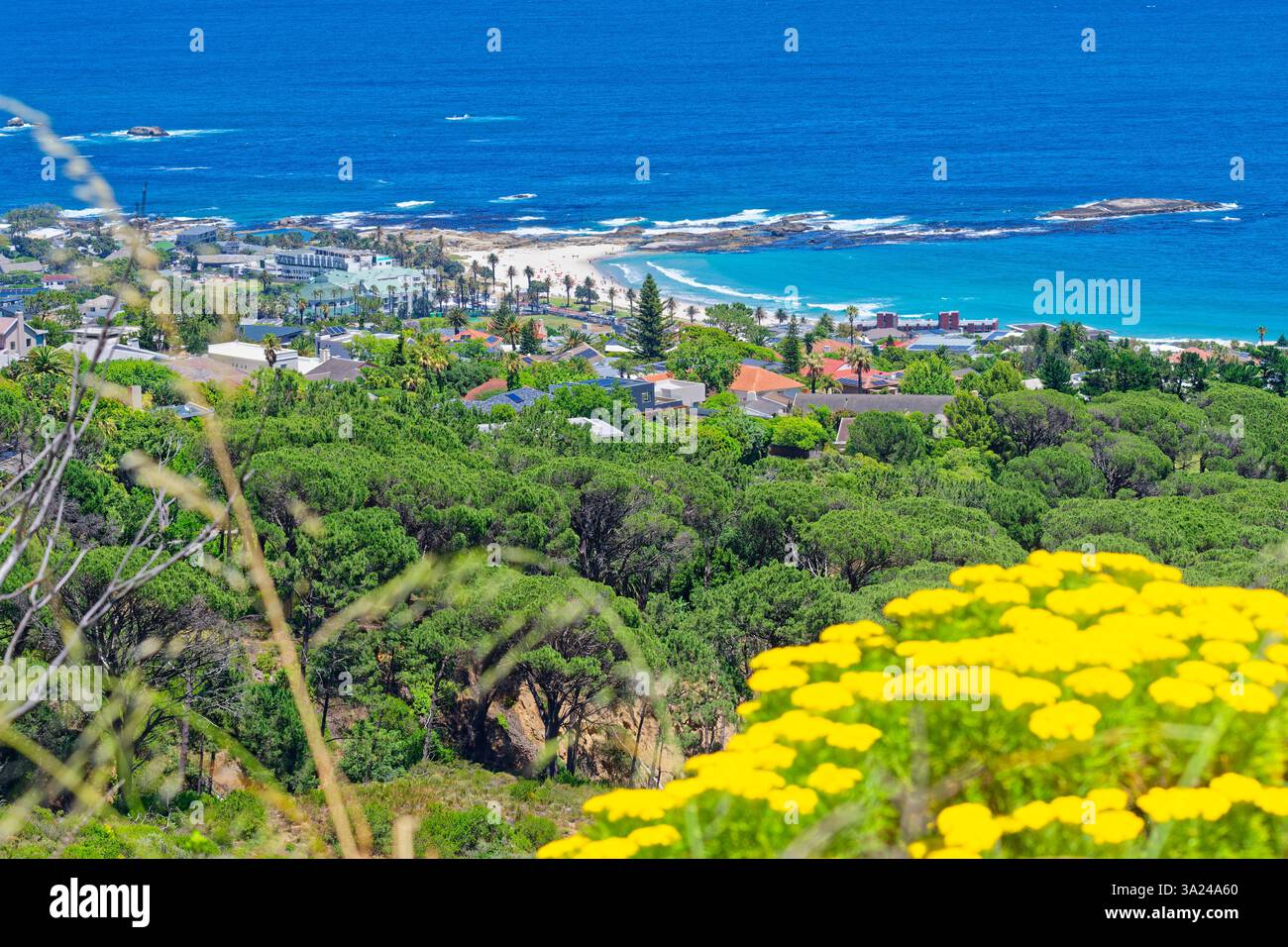 Vista da Camps Bay Dr a Camps Bay Beach e l'Oceano Atlantico meridionale, Camps Bay, città del Capo, Sud Africa, Africa Foto Stock