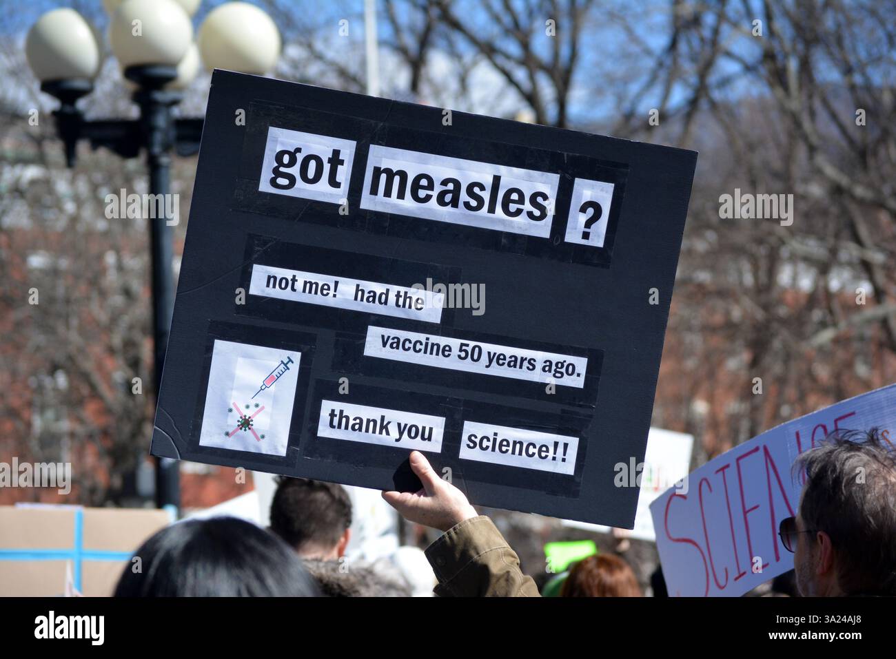 Firma pro-vaccino ad una dimostrazione di Stand Up for Science a Washington Square Park, New York City. Foto Stock