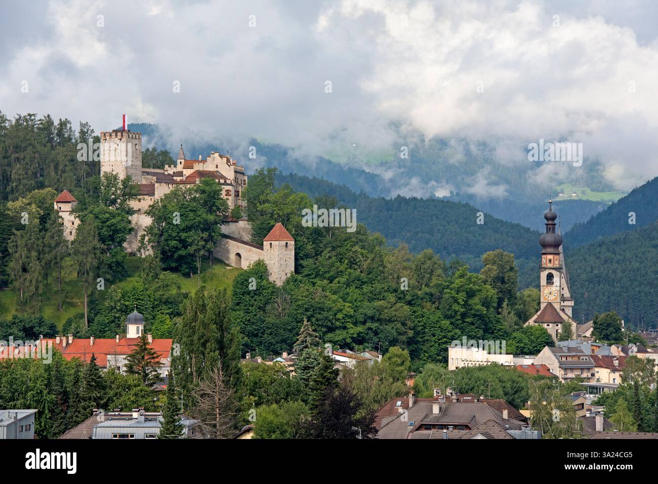 Castello di Brunico (Brunico) e città Vecchia, regione Trentino-alto Adige, Sudtirolo, alto Adige, Italia, Europa centro-meridionale Foto Stock
