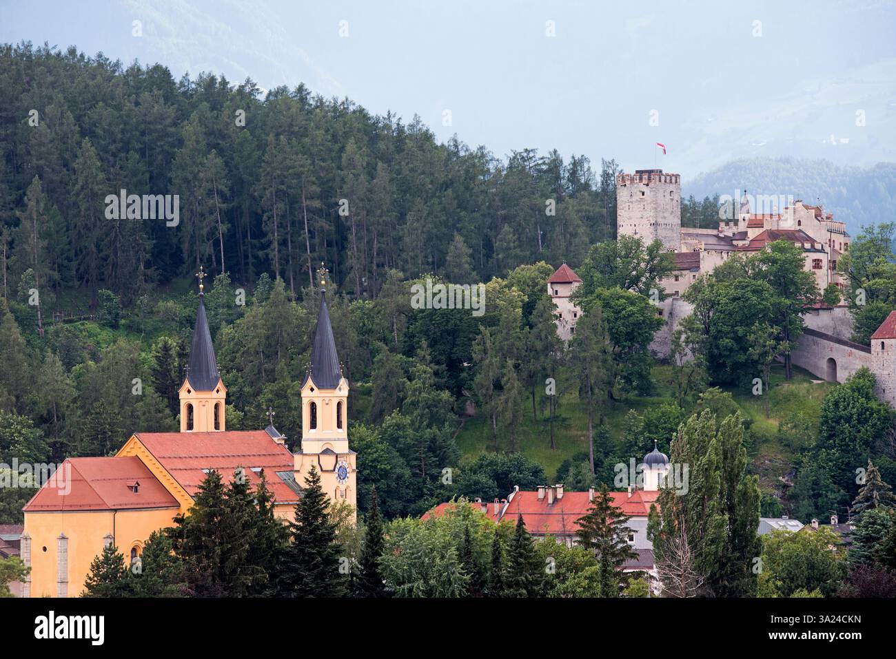 Castello di Brunico e centro storico con la Chiesa dell'assunzione di Maria in primo piano, regione Trentino-alto Adige, Sudtirolo, alto Adige Foto Stock