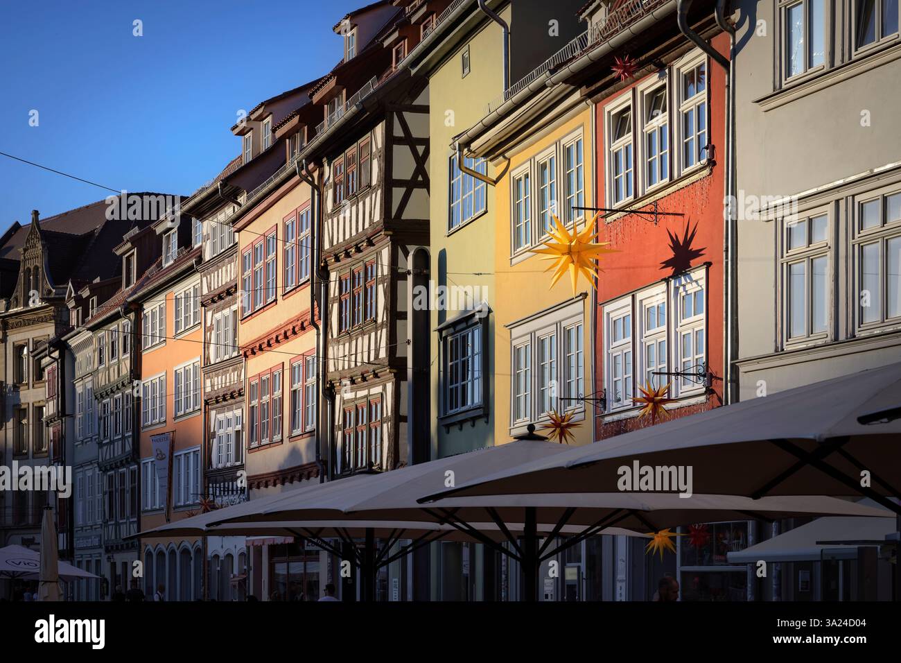 Edifici storici a Domplatz, Erfurt, capitale dello stato, libero stato di Turingia, Germania, Europa Foto Stock