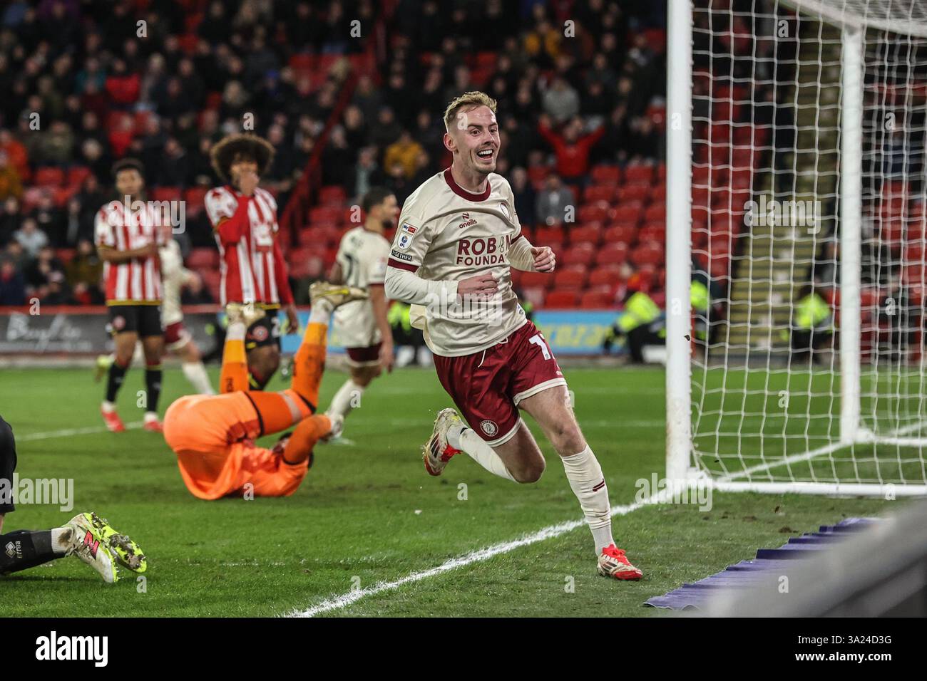 Mark Sykes di Bristol City celebra il suo obiettivo di raggiungere il 1-1 durante la partita del Campionato Sky Bet Sheffield United vs Bristol City a Bramall Lane, Sheffield, Regno Unito, 11 marzo 2025 (foto di Alfie Cosgrove/News Images) Foto Stock
