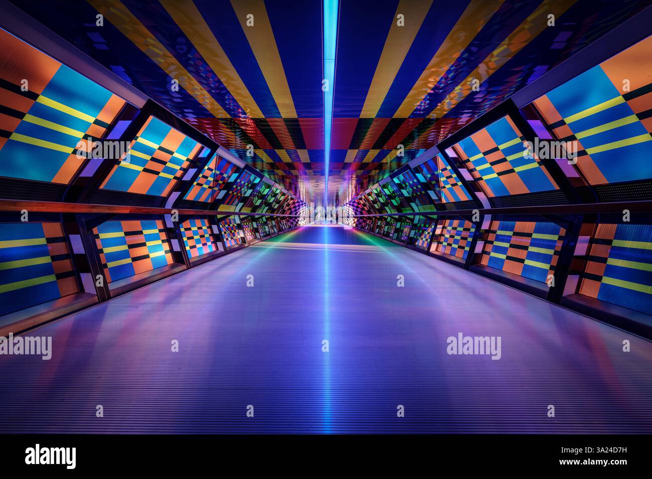 Futuristico tunnel luminoso tra Canary Wharf Station e Crossrail Place, Docklands, Tower Hamlets, Isle of Dogs, Londra, Inghilterra, Regno Unito, Regno Unito, Foto Stock