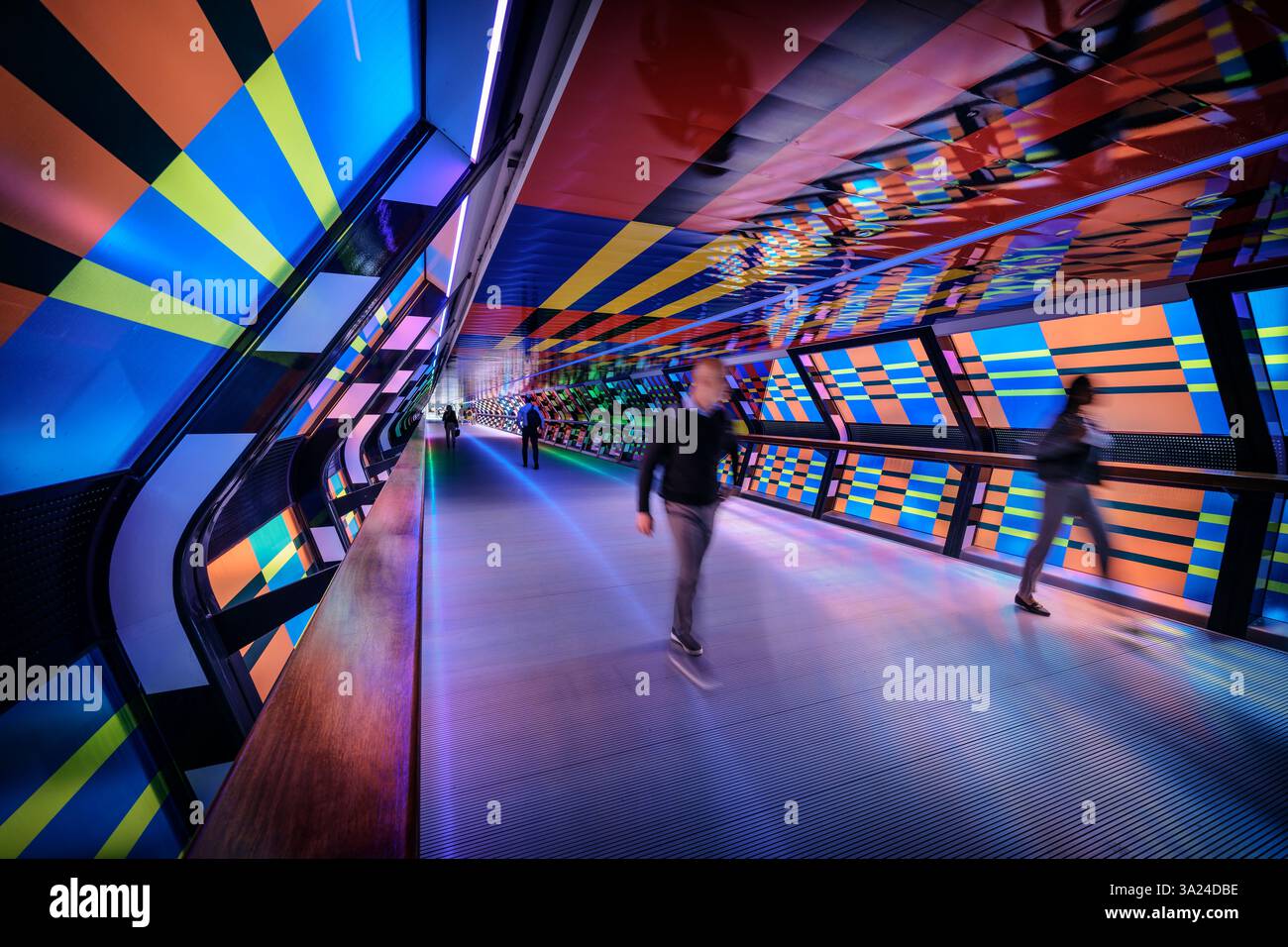 I pedoni camminano nel futuristico tunnel leggero tra Canary Wharf Station e Crossrail Place, Docklands, Tower Hamlets, Isle of Dogs, Londra, ING Foto Stock