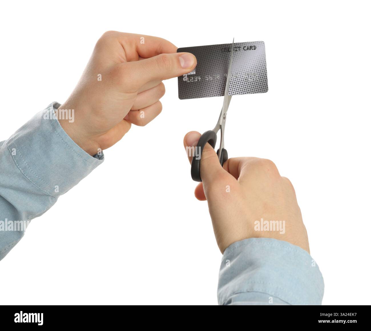 Donna che taglia la carta di credito su sfondo bianco, primo piano Foto Stock