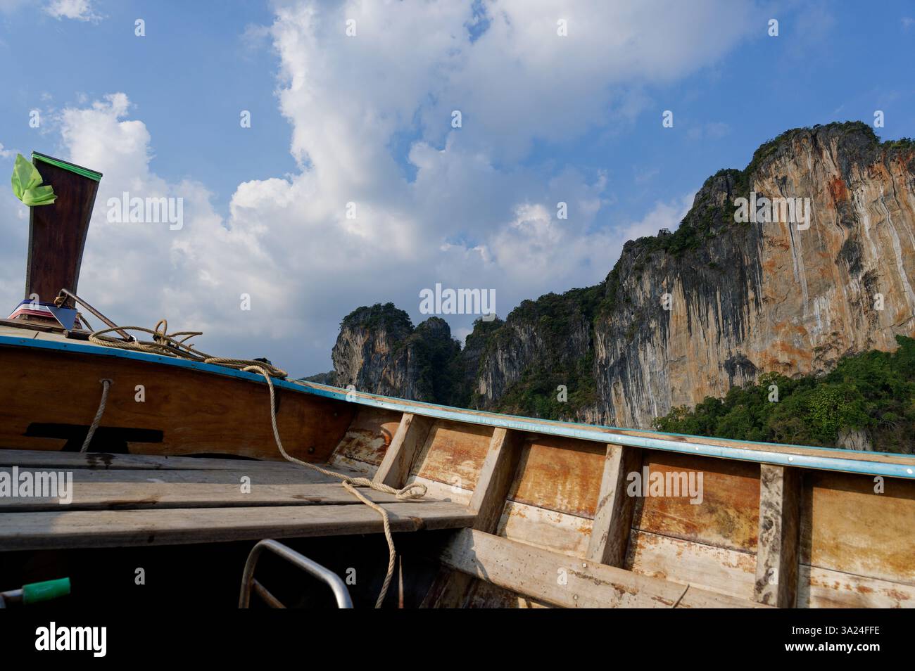 Vista da una tradizionale barca in legno verso le torreggianti scogliere calcaree di Railay Foto Stock