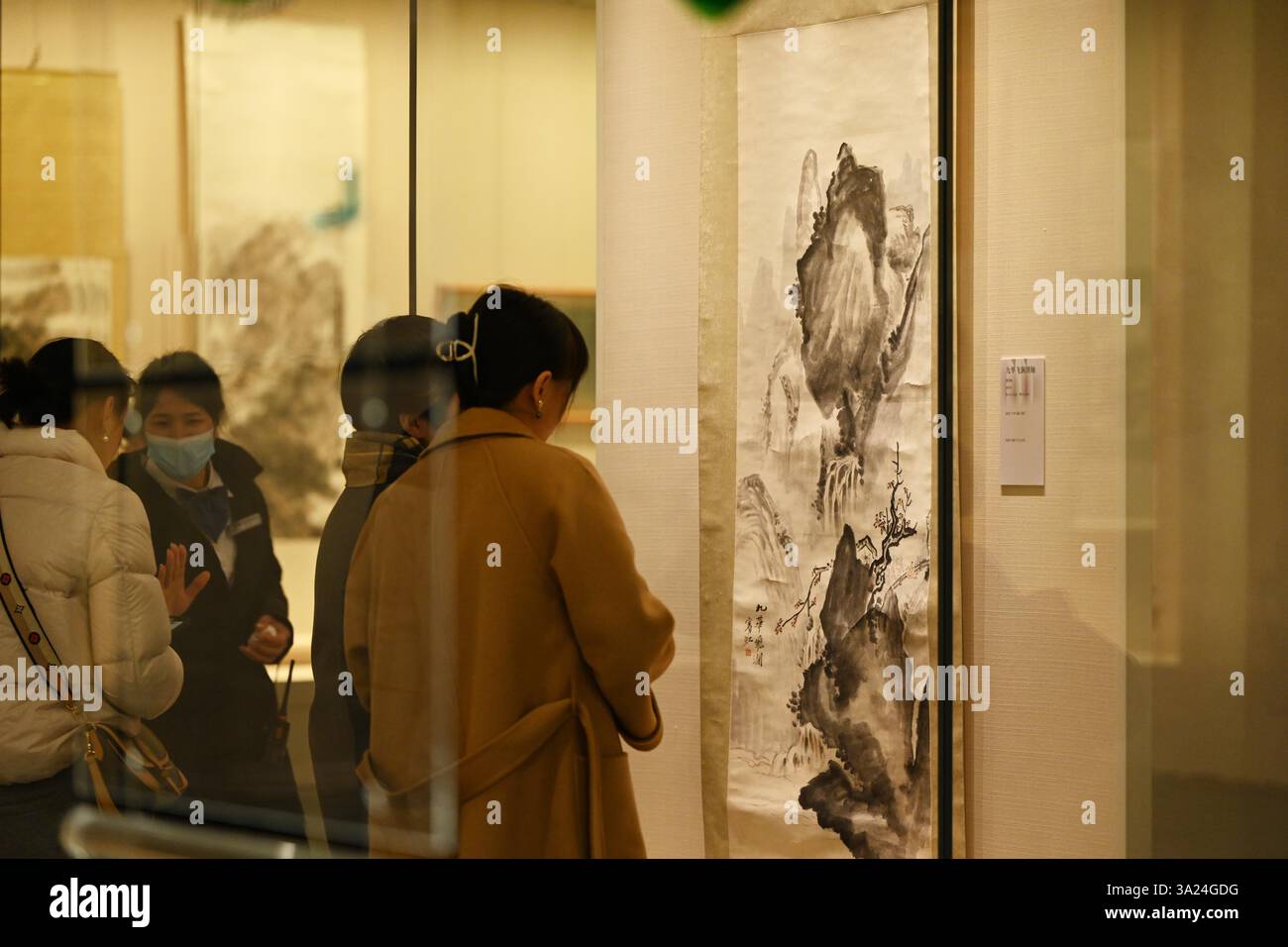 L'11 marzo 2025 i visitatori potranno ammirare una mostra di opere dei famosi pittori del XX secolo a Nanning, nella regione autonoma del Guangxi Zhuang nella Cina meridionale. Foto Stock L'11 marzo 2025 i visitatori potranno ammirare una mostra di opere dei famosi pittori del XX secolo a Nanning, nella regione autonoma del Guangxi Zhuang nella Cina meridionale. Foto Stock