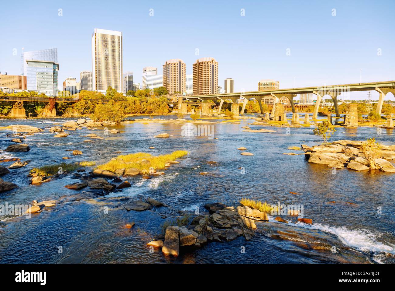 Vista dal T. Tyler Potterfield Memorial Bridge (Brown'S Island Dam Walk) nel James River Park sul James River River fino allo skyline del centro di Richmond Foto Stock