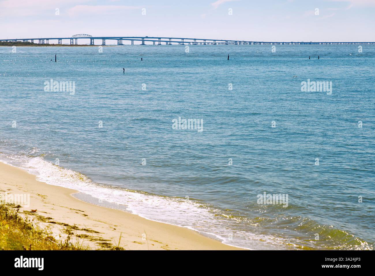 Vista del ponte-tunnel di Chesapeake Bay dalla penisola di Delmarva, Virginia, Stati Uniti Foto Stock