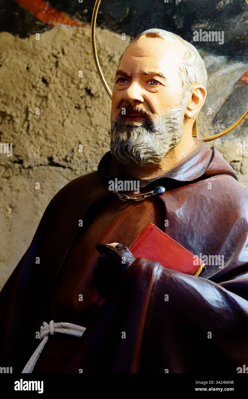 Napoli, ITALIA - 10-24-2024: Statua di San padre Pio da Pietrelcina. Santo della Chiesa cattolica romana. Foto Stock