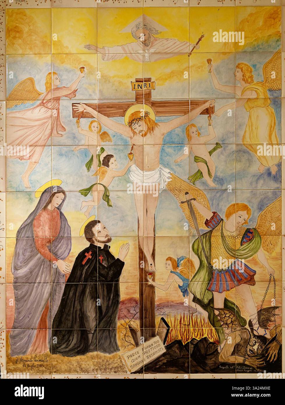 Napoli, ITALIA - 10-24-2024: Pittura murale sulle piastrelle di San Camillo de Lellis ai piedi di Gesù sulla croce. Santo della Chiesa cattolica romana, Foto Stock