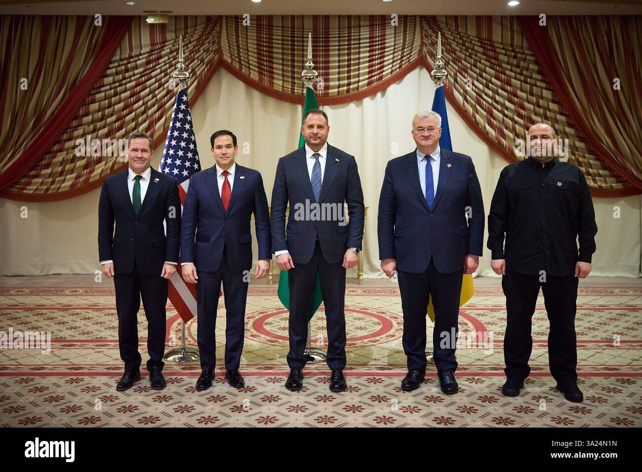 (Da L) il consulente per la sicurezza nazionale statunitense Mike Waltz, il segretario di Stato americano Marco Rubio, il capo dell'ufficio presidenziale ucraino Andriy Yermak, il ministro degli affari esteri ucraino Andrii Sybiha e il ministro della difesa ucraino Rustem Umerov posero per una fotografia dopo aver partecipato alla riunione delle delegazioni Ucraina e USA a Jeddah, Arabia Saudita, l'11 marzo 2025. Nei colloqui ospitati dall’Arabia Saudita, l’Ucraina presenterà agli Stati Uniti un piano per un parziale cessate il fuoco con la Russia, sperando di ripristinare il sostegno del suo principale benefattore, che sotto la guida del presidente Donald Trump ha chiesto concessioni per porre fine alle tre Foto Stock