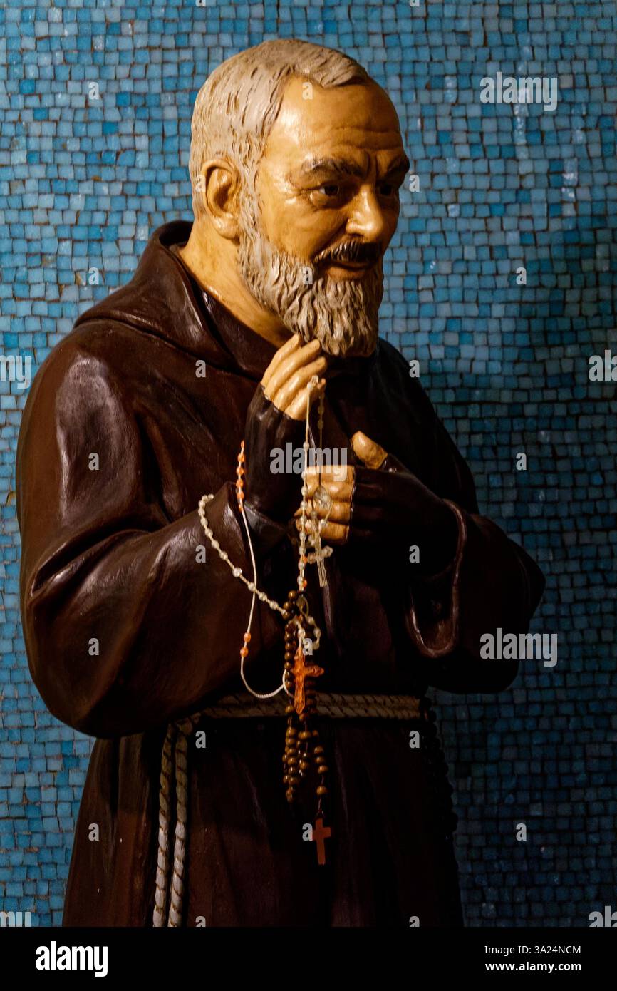 Napoli, ITALIA - 10-25-2024: Statua di San padre Pio da Pietrelcina. Santo della Chiesa cattolica romana. Foto Stock