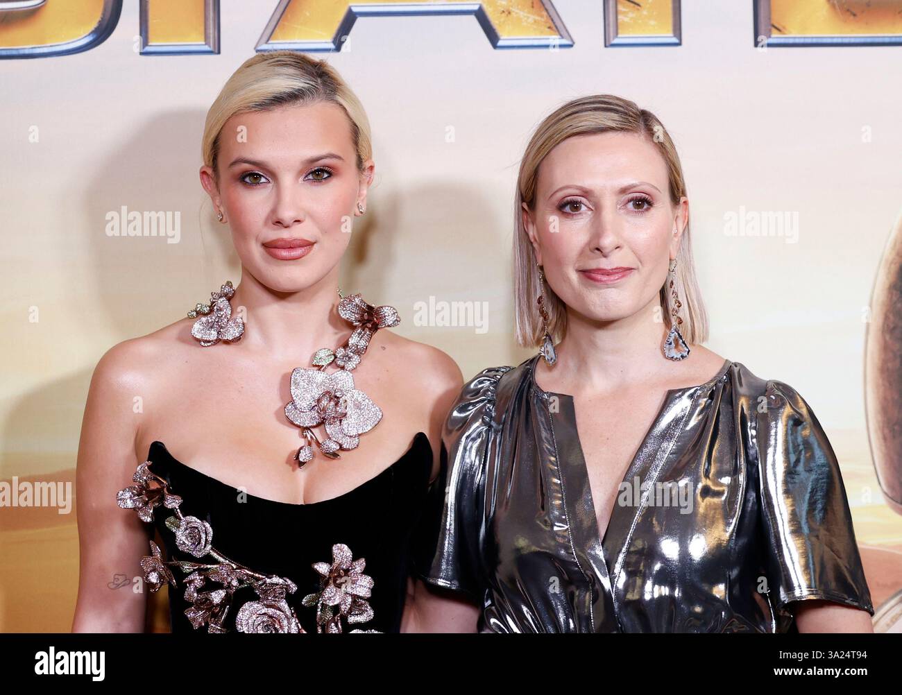 New York, Stati Uniti. 11 marzo 2025. Millie Bobby Brown e Angela Russo-Otstot arrivano sul Red carpet alla proiezione dei fan di Netflix "The Electric State" al Paris Theatre di New York City martedì 11 marzo 2025. Foto di John Angelillo/UPI credito: UPI/Alamy Live News Foto Stock