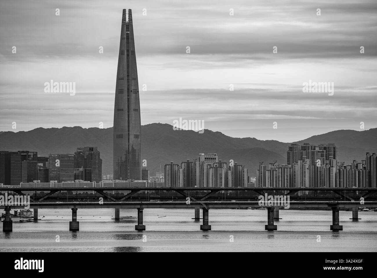 Il fiume Han Hangang e il paesaggio urbano di Seoul, capitale della Corea del Sud, l'11 ottobre 2021 Foto Stock