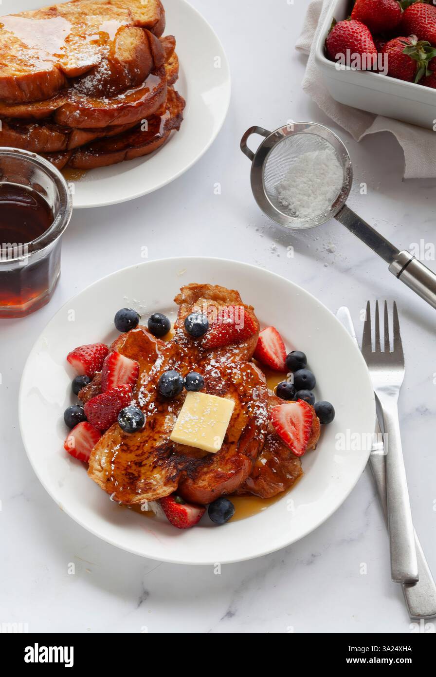 Toast alla francese con bacche fresche e sciroppo d'acero Foto Stock
