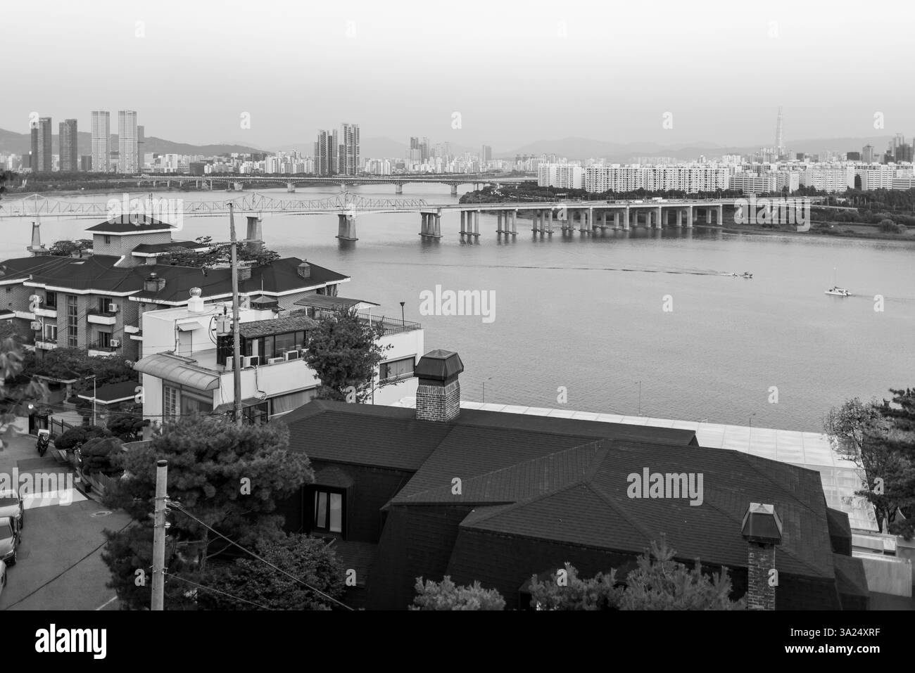 Il fiume Han Hangang e il paesaggio urbano di Seoul, capitale della Corea del Sud, il 2 ottobre 2021 Foto Stock