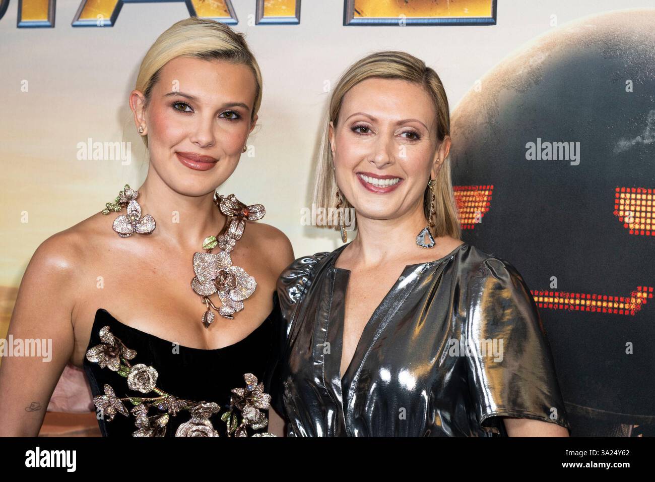 New York, Stati Uniti. 11 marzo 2025. L'attrice Millie Bobby Brown e la produttrice Angela Russo-Otstot partecipano alla proiezione del loro film, la proiezione dei fan di Electric State New York tenutasi al Paris Theater, New York, l'11 marzo 2025. (Foto di Laura Brett/Sipa USA) credito: SIPA USA/Alamy Live News Foto Stock