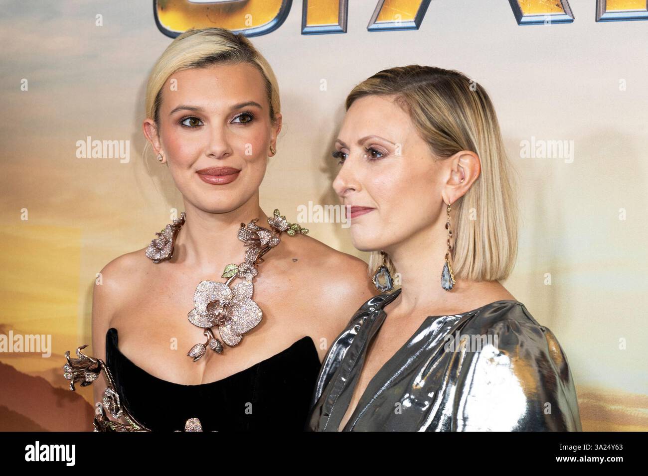 New York, Stati Uniti. 11 marzo 2025. L'attrice Millie Bobby Brown e la produttrice Angela Russo-Otstot partecipano alla proiezione del loro film, la proiezione dei fan di Electric State New York tenutasi al Paris Theater, New York, l'11 marzo 2025. (Foto di Laura Brett/Sipa USA) credito: SIPA USA/Alamy Live News Foto Stock