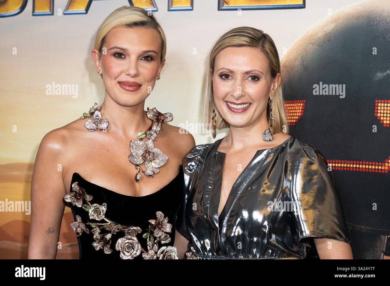 New York, Stati Uniti. 11 marzo 2025. L'attrice Millie Bobby Brown e la produttrice Angela Russo-Otstot partecipano alla proiezione del loro film, la proiezione dei fan di Electric State New York tenutasi al Paris Theater, New York, l'11 marzo 2025. (Foto di Laura Brett/Sipa USA) credito: SIPA USA/Alamy Live News Foto Stock