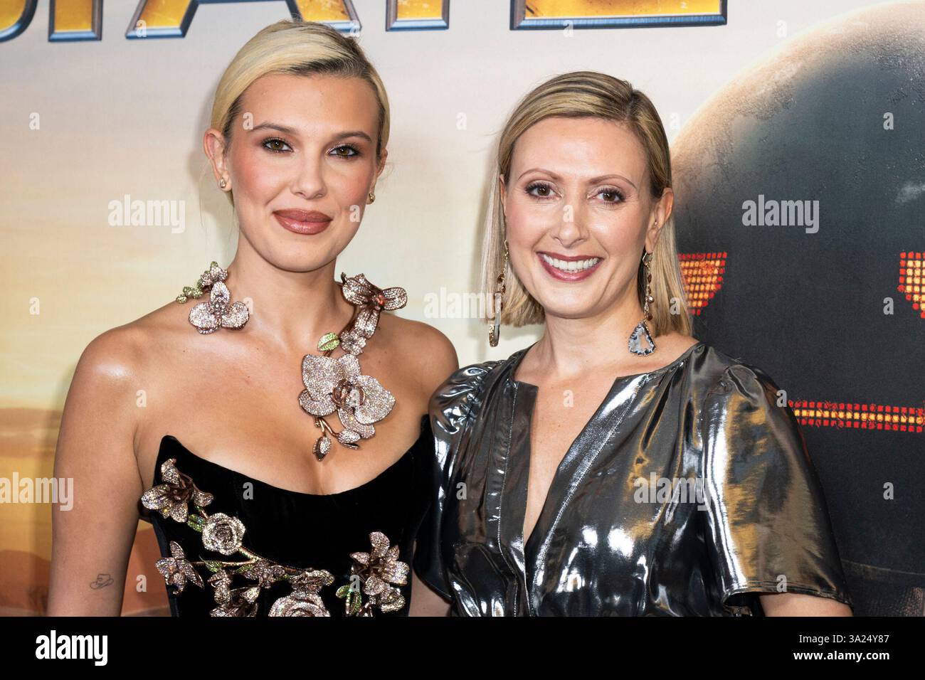 New York, Stati Uniti. 11 marzo 2025. L'attrice Millie Bobby Brown e la produttrice Angela Russo-Otstot partecipano alla proiezione del loro film, la proiezione dei fan di Electric State New York tenutasi al Paris Theater, New York, l'11 marzo 2025. (Foto di Laura Brett/Sipa USA) credito: SIPA USA/Alamy Live News Foto Stock