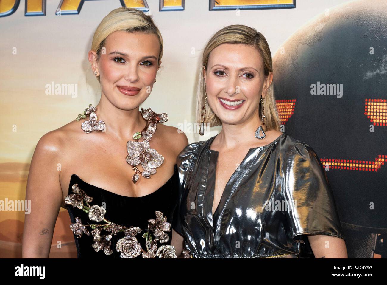 New York, Stati Uniti. 11 marzo 2025. L'attrice Millie Bobby Brown e la produttrice Angela Russo-Otstot partecipano alla proiezione del loro film, la proiezione dei fan di Electric State New York tenutasi al Paris Theater, New York, l'11 marzo 2025. (Foto di Laura Brett/Sipa USA) credito: SIPA USA/Alamy Live News Foto Stock