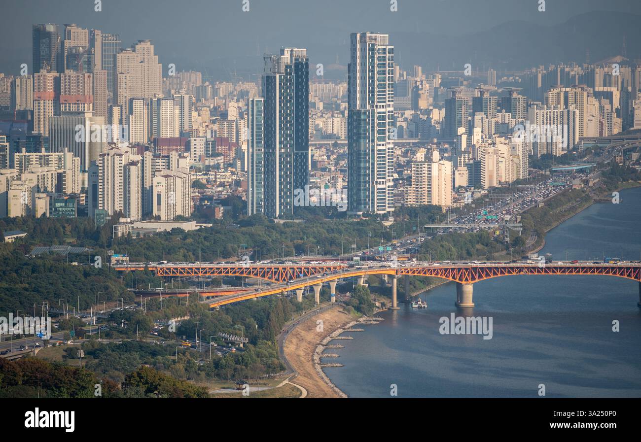 Il fiume Han Hangang e il paesaggio urbano di Seoul, capitale della Corea del Sud, il 23 ottobre 2021 Foto Stock