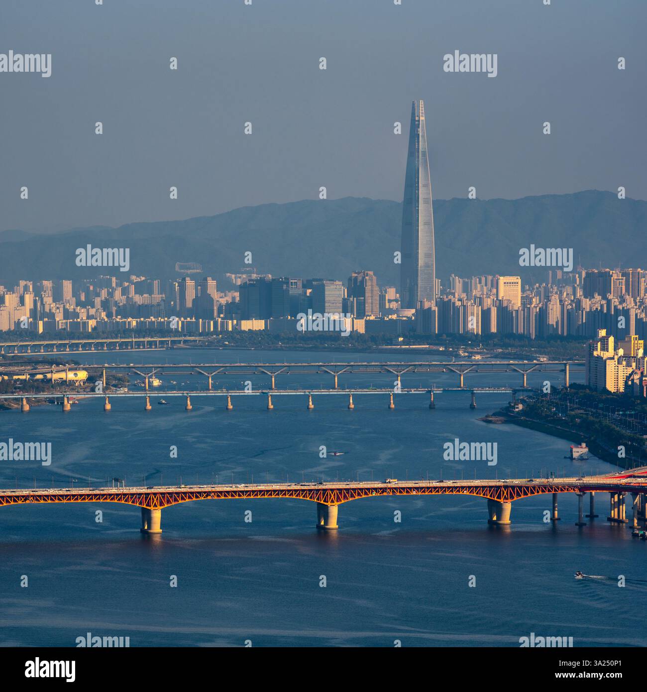 Il fiume Han Hangang e il paesaggio urbano di Seoul, capitale della Corea del Sud, il 23 ottobre 2021 Foto Stock