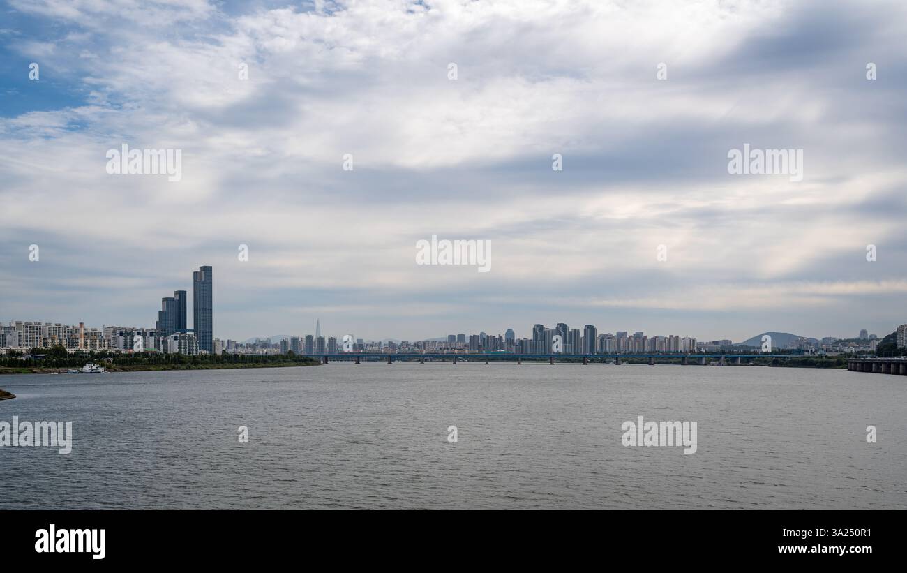 Il fiume Han Hangang e il paesaggio urbano di Seoul, capitale della Corea del Sud, il 16 ottobre 2021 Foto Stock