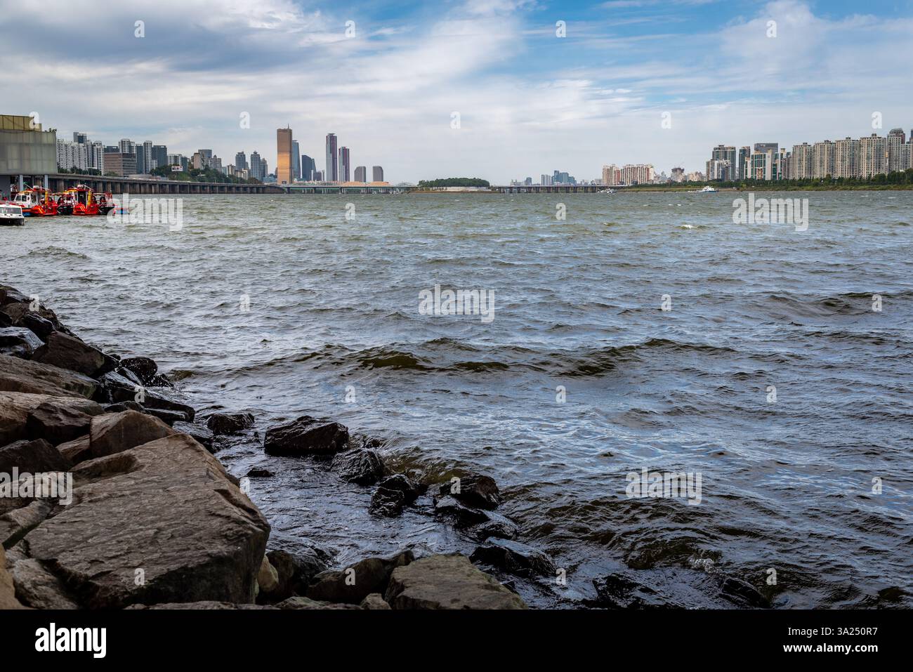 Il fiume Han Hangang e il paesaggio urbano di Seoul, capitale della Corea del Sud, il 16 ottobre 2021 Foto Stock