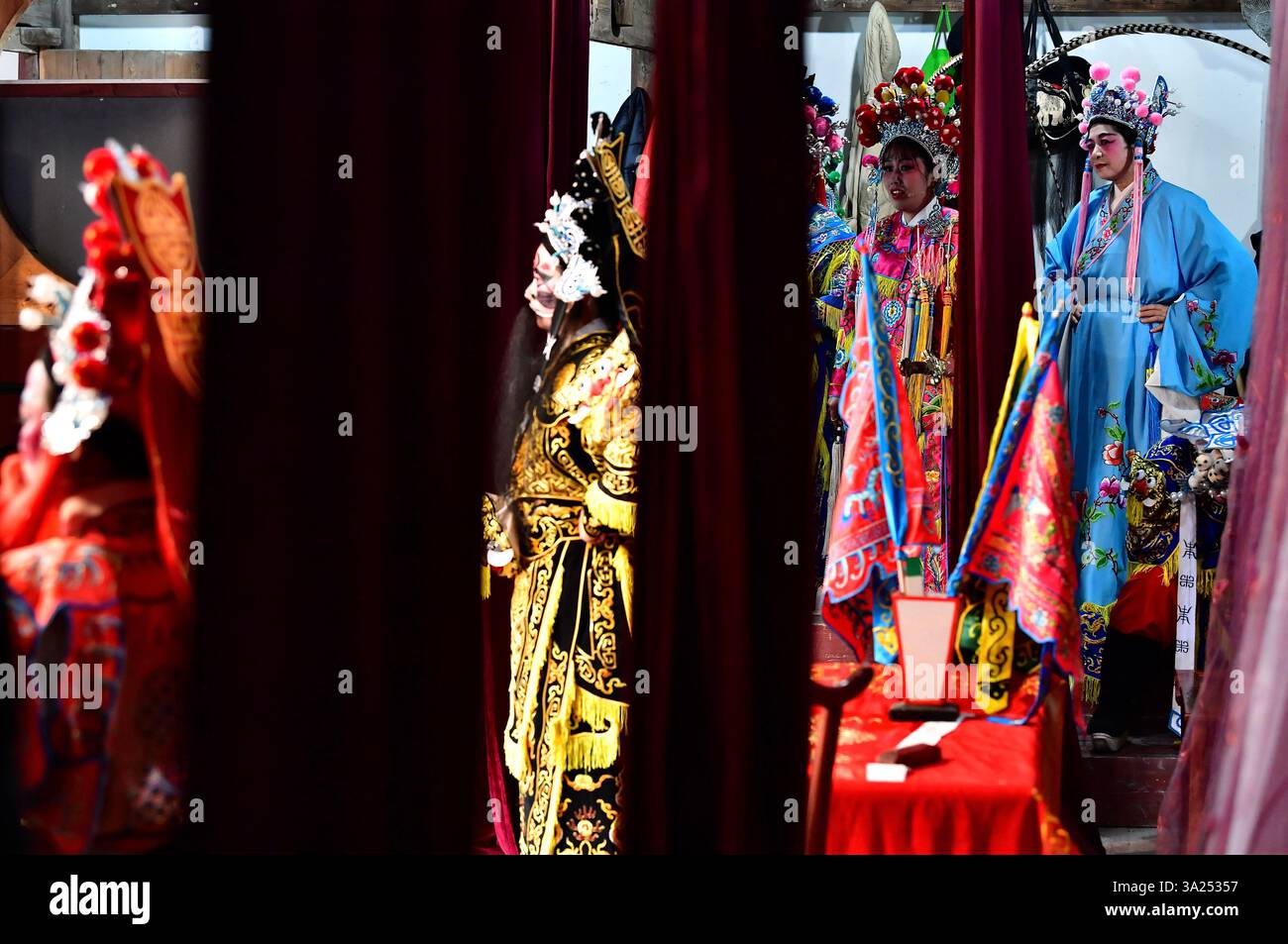 Nanping, Cina. 8 marzo 2025. Gli attori della compagnia Siping Opera di Yangyuan eseguono Siping Opera l'8 marzo 2025. La Siping Opera si è evoluta dall'Opera di Yiyang, era uno dei quattro stili vocali popolari della metà della dinastia Ming. Siping Opera è stata eseguita nel villaggio di Yangyuan per oltre 400 anni. È elogiato da esperti che studiano la storia del dramma come "fossile vivente del dramma cinese”. Credito: Zhang Bin/China News Service/Alamy Live News Foto Stock
