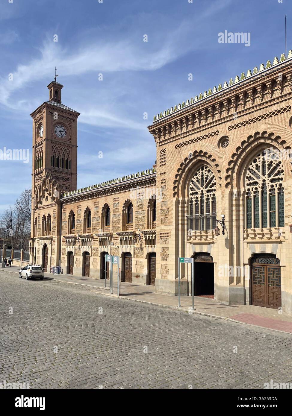 La storica stazione ferroviaria di Toledo in Spagna, caratterizzata da uno splendido design architettonico neo-mudéjar. Foto Stock