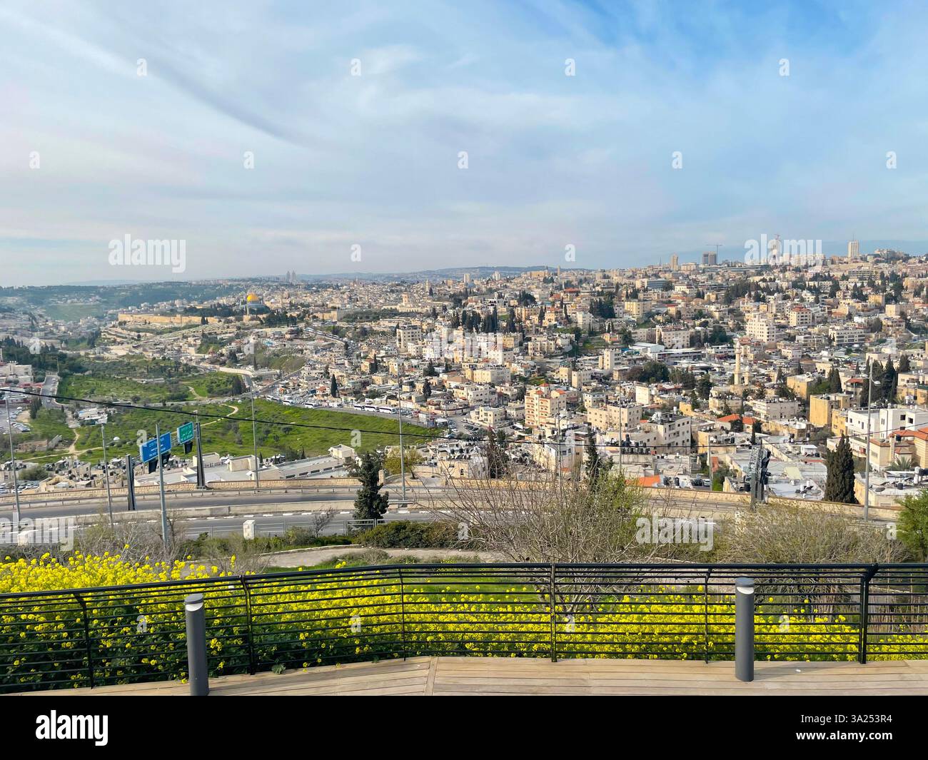 Una vista panoramica di Gerusalemme, che mostra l'architettura storica e moderna della città con la Cupola della roccia in lontananza. Foto Stock