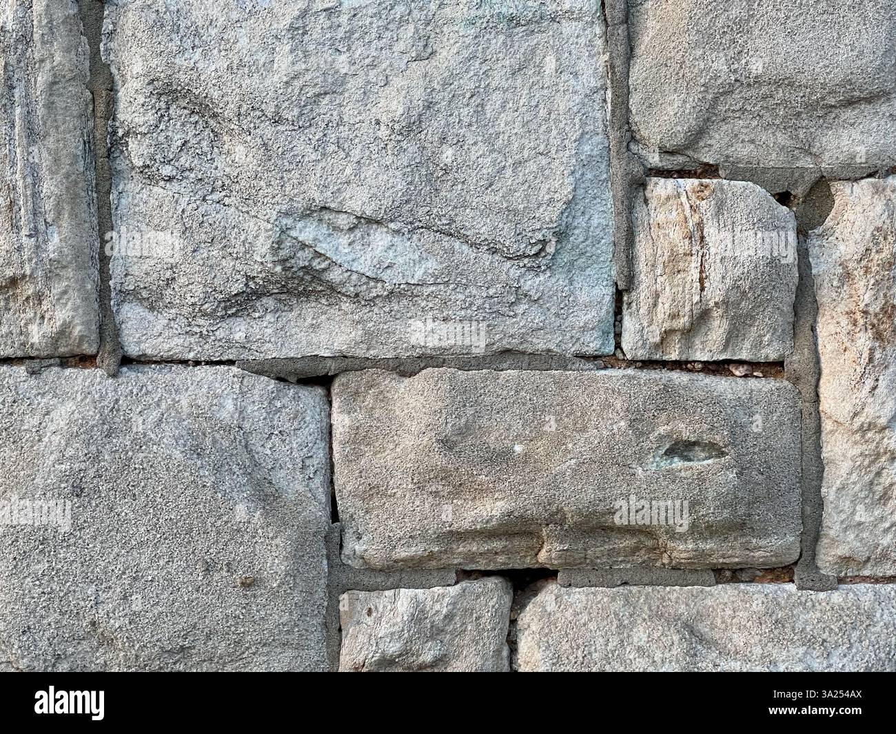 I blocchi di pietra si adattano insieme al muro di una chiesa deserta a North Philadelphia. Foto Stock