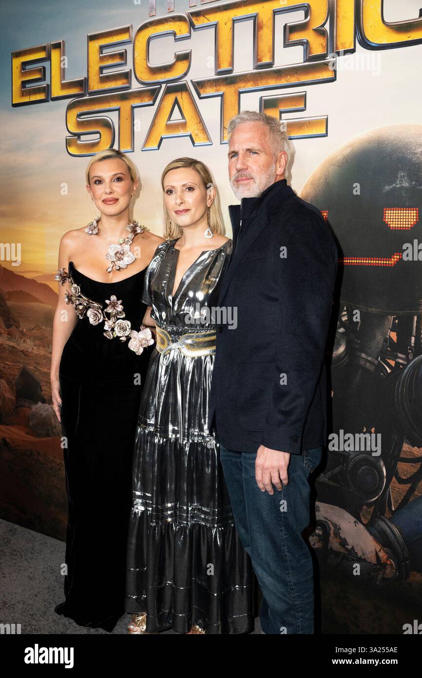New York, Stati Uniti. 11 marzo 2025. L'attrice Millie Bobby Brown e la produttrice Angela Russo-Otstot, insieme a Chris Brearton, partecipano alla proiezione del loro film Netflix The Electric State al Paris Theater, a New York, NY l'11 marzo 2025. (Foto di Laura Brett/Sipa USA) credito: SIPA USA/Alamy Live News Foto Stock