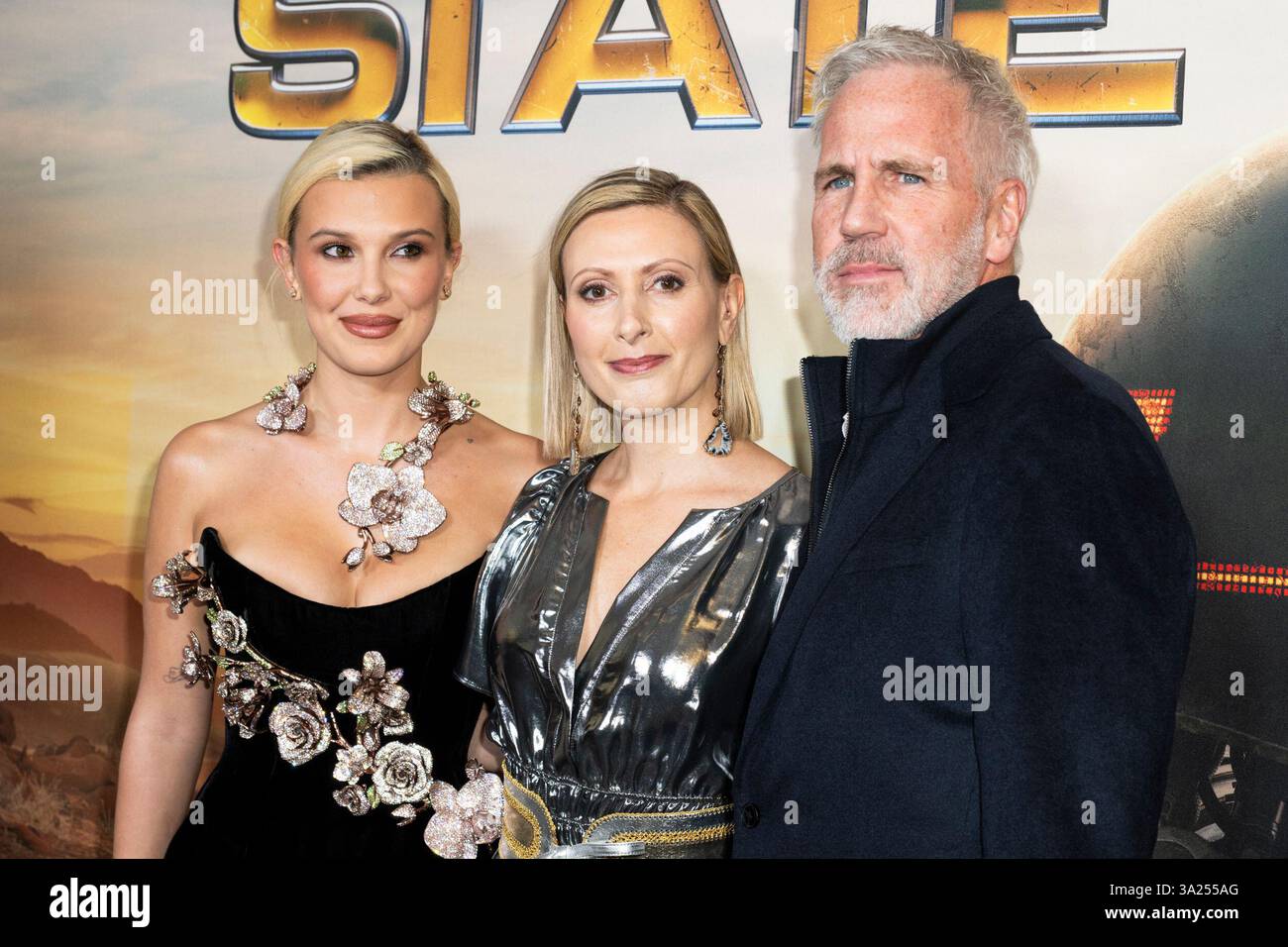 New York, Stati Uniti. 11 marzo 2025. L'attrice Millie Bobby Brown e la produttrice Angela Russo-Otstot, insieme a Chris Brearton, partecipano alla proiezione del loro film Netflix The Electric State al Paris Theater, a New York, NY l'11 marzo 2025. (Foto di Laura Brett/Sipa USA) credito: SIPA USA/Alamy Live News Foto Stock