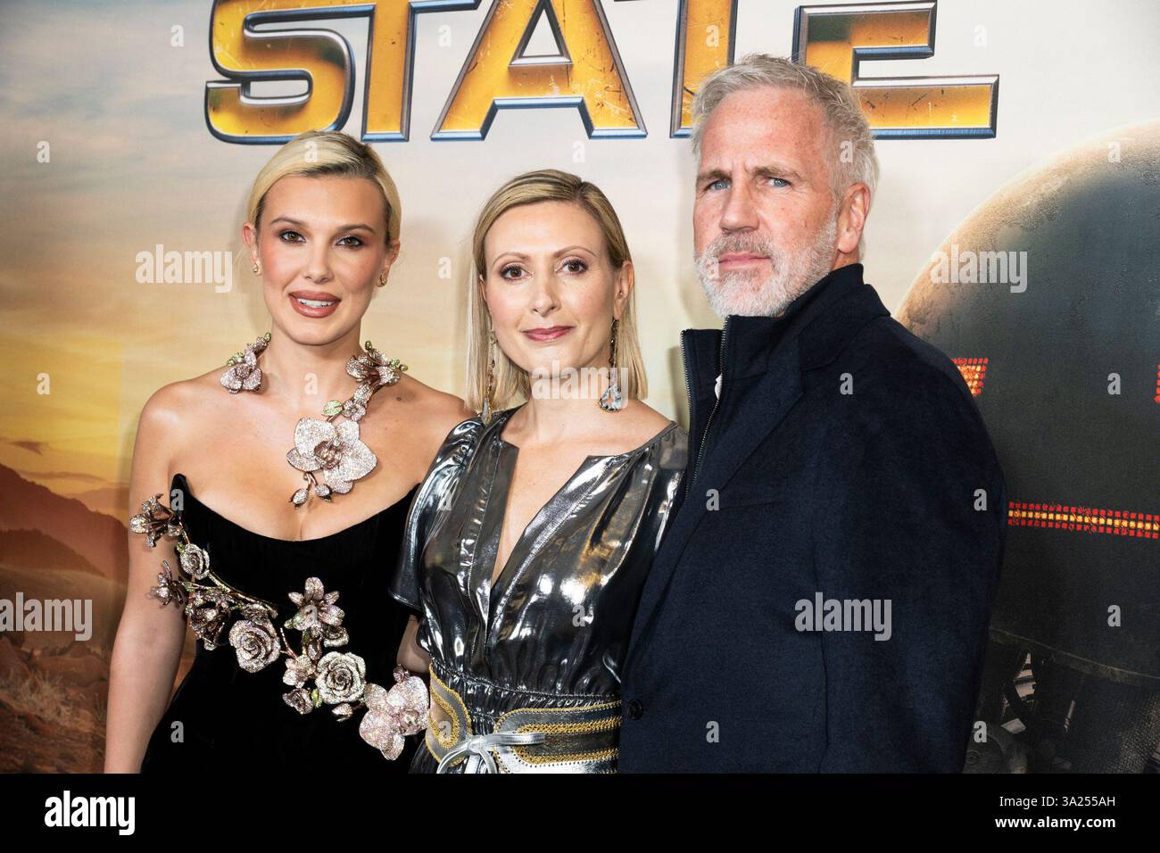 New York, Stati Uniti. 11 marzo 2025. L'attrice Millie Bobby Brown e la produttrice Angela Russo-Otstot, insieme a Chris Brearton, partecipano alla proiezione del loro film Netflix The Electric State al Paris Theater, a New York, NY l'11 marzo 2025. (Foto di Laura Brett/Sipa USA) credito: SIPA USA/Alamy Live News Foto Stock