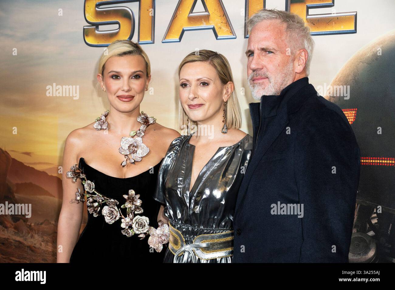 New York, Stati Uniti. 11 marzo 2025. L'attrice Millie Bobby Brown e la produttrice Angela Russo-Otstot, insieme a Chris Brearton, partecipano alla proiezione del loro film Netflix The Electric State al Paris Theater, a New York, NY l'11 marzo 2025. (Foto di Laura Brett/Sipa USA) credito: SIPA USA/Alamy Live News Foto Stock