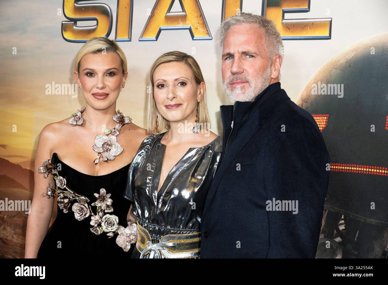 New York, Stati Uniti. 11 marzo 2025. L'attrice Millie Bobby Brown e la produttrice Angela Russo-Otstot, insieme a Chris Brearton, partecipano alla proiezione del loro film Netflix The Electric State al Paris Theater, a New York, NY l'11 marzo 2025. (Foto di Laura Brett/Sipa USA) credito: SIPA USA/Alamy Live News Foto Stock