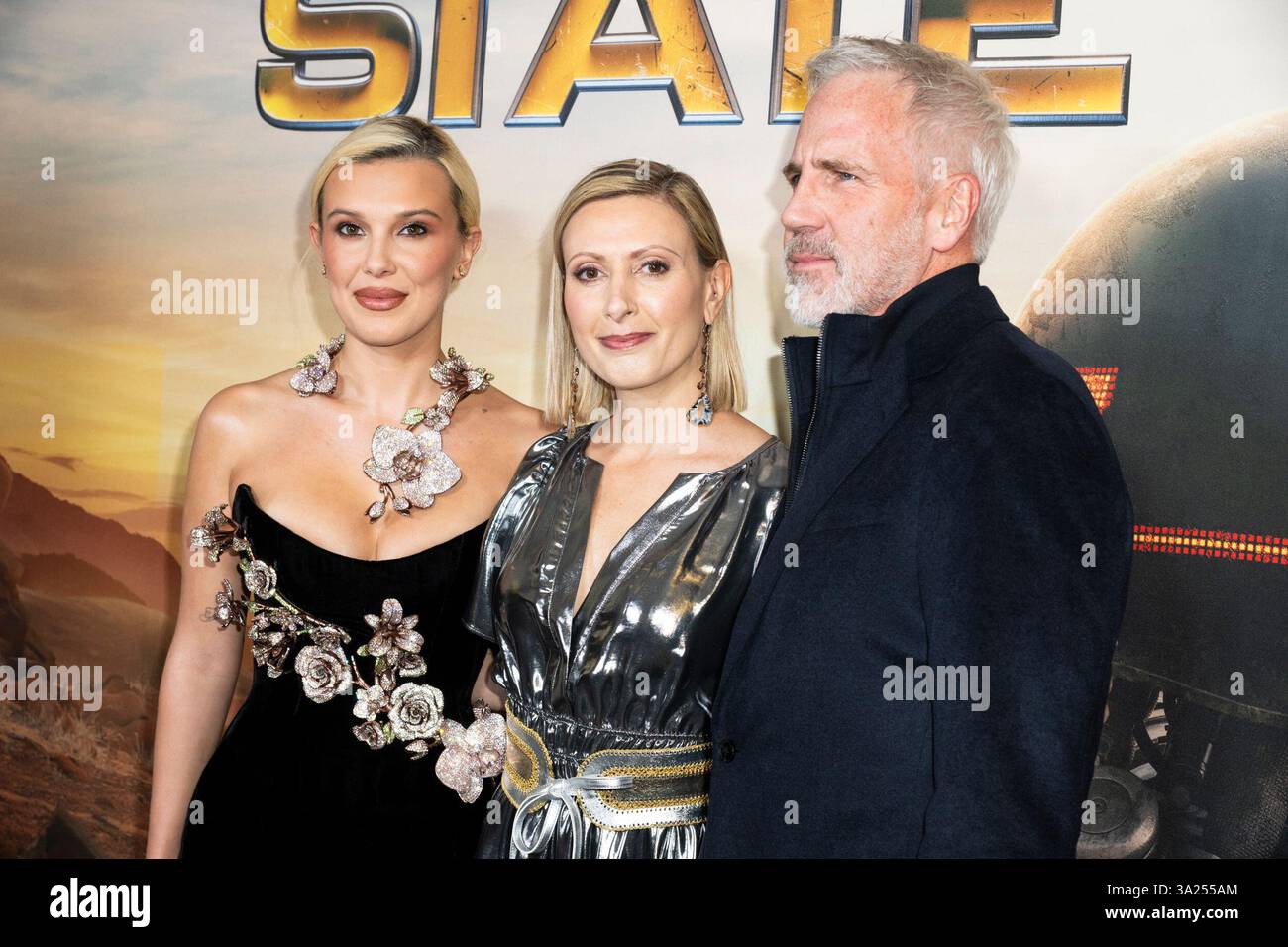 New York, Stati Uniti. 11 marzo 2025. L'attrice Millie Bobby Brown e la produttrice Angela Russo-Otstot, insieme a Chris Brearton, partecipano alla proiezione del loro film Netflix The Electric State al Paris Theater, a New York, NY l'11 marzo 2025. (Foto di Laura Brett/Sipa USA) credito: SIPA USA/Alamy Live News Foto Stock